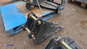 6'' digging bucket c/w teeth to suit 1.5t excavator (30mm pins) (unused)