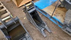 6'' digging bucket c/w teeth to suit 1.5t excavator (30mm pins) (unused) - 2