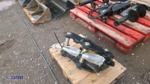 Manual quick hitch to suit Yanmar 3t excavator (38mm pins) (unused) - 2