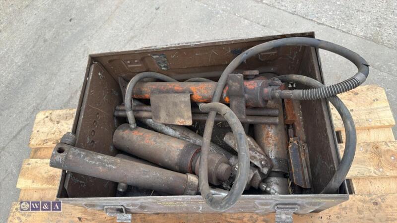 2 x manual hydraulic hand pumps