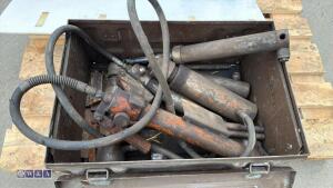 2 x manual hydraulic hand pumps - 3