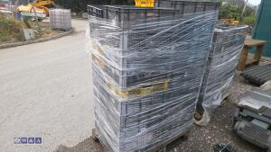 Pallet of plastic crates - 3