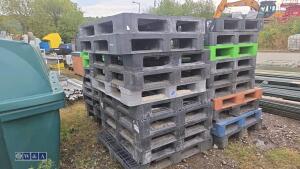 Quantity of plastic pallets (approx 30)