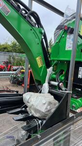 TAIYUE backhoe c/w hydraulic jack legs, bucket, external hydraulic tank & pump (unused) - 7