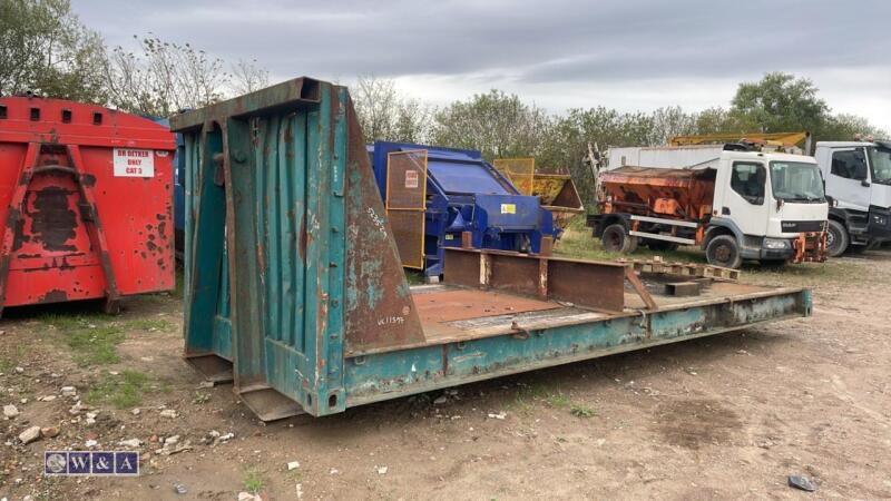 Roll-on roll-off flat body