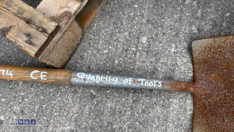 Quantity of garden tools