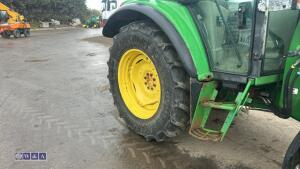 2004 JOHN DEERE 6220 4wd tractor, 2 x spool valves, twin assister rams, puh, shuttle c/w John Deere 631 front loader, joystick & bucket (DX04 KUG)(V5 in office) - 11