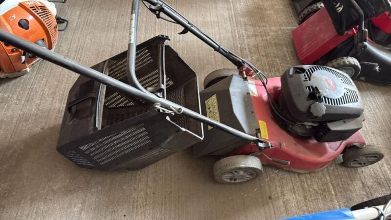 CHAMPION 40 petrol rotary mower c/w collection box