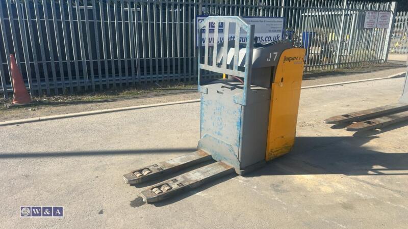 Jungheinrich ese120 pallet truck c/w charger