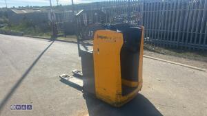 Jungheinrich ese120 pallet truck c/w charger - 3