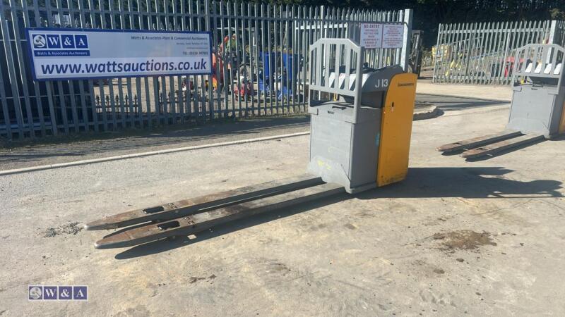 Jungheinrich ese 120 pallet truck c/w charger