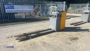 Jungheinrich ese 120 pallet truck c/w charger