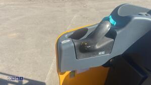 Jungheinrich ese 120 pallet truck c/w charger - 11
