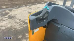 Jungheinrich ese 120 battery pallet truck c/w charger - 10