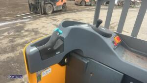 Jungheinrich ese120 battery pallet truck c/w charger - 11