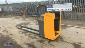 Jungheinrich ese120 battery pallet truck c/w charger - 16