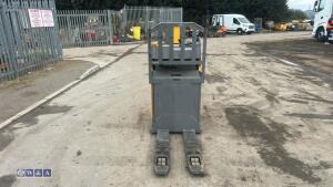 Jungheinrich ese 120 battery pallet truck c/w charger - 6