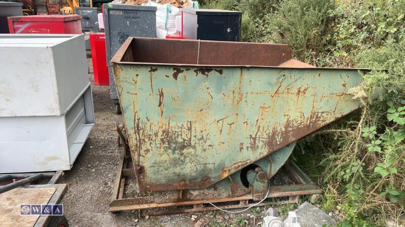 Tipping skip to suit forklift