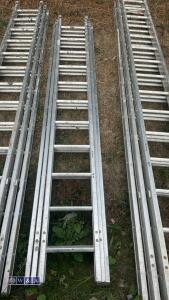 Aluminium triple extendable ladder