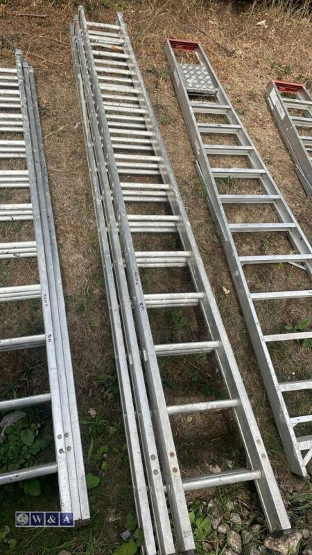 Aluminium triple extendable ladder