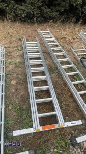 Aluminium triple extendable ladder