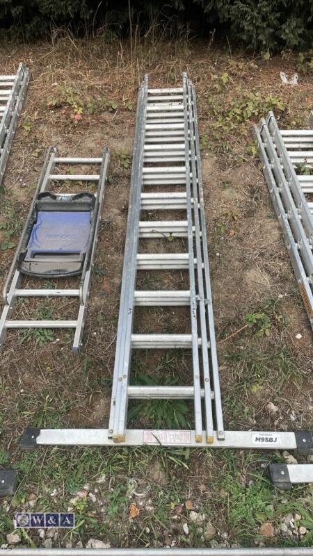 Aluminium triple extendable ladder