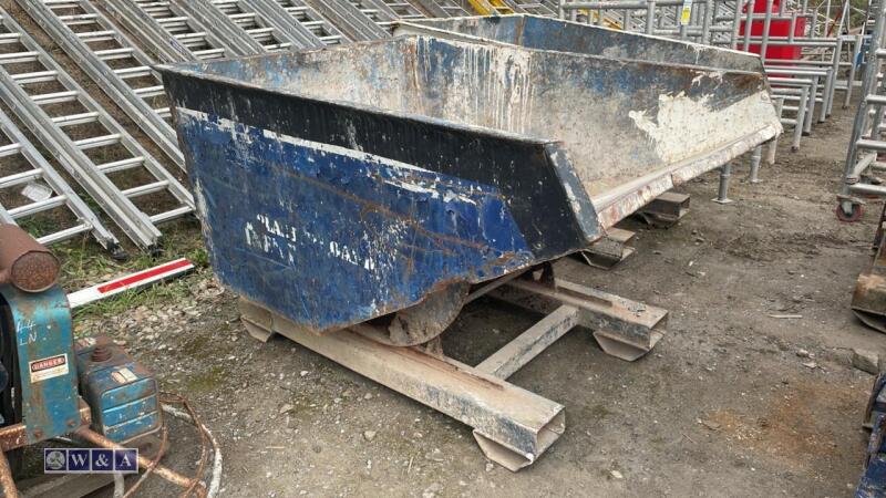 Forklift tipping skip