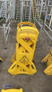 RUBBERMAID safety barrier - 2
