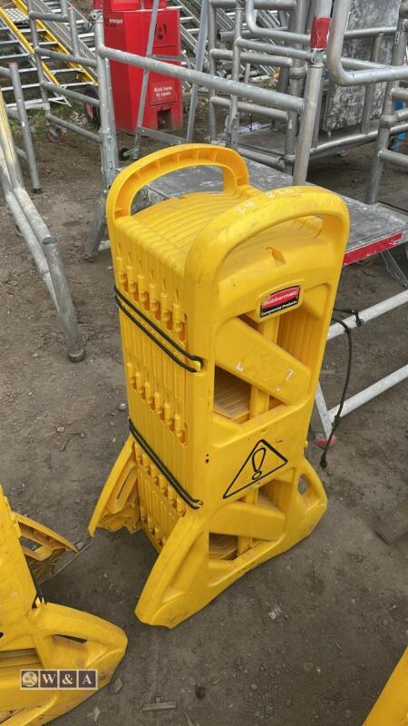 RUBBERMAID safety barrier