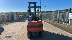 2012 Toyota 25 battery forklift c/w charger - 3