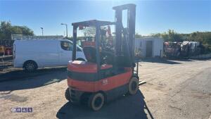 2012 Toyota 25 battery forklift c/w charger - 4