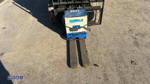 2012 Toyota 25 battery forklift c/w charger - 8