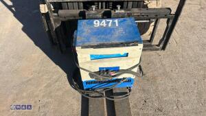2012 Toyota 25 battery forklift c/w charger - 9