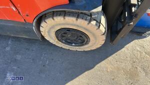 2012 Toyota 25 battery forklift c/w charger - 11