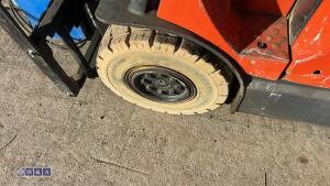2012 Toyota 25 battery forklift c/w charger - 14