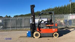 2012 Toyota 25 battery forklift c/w charger - 22
