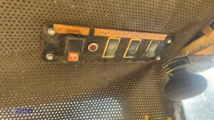 Ford 550 backhoe loader - 31