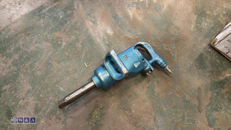 Pneumatic impact wrench (blue)
