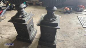 Pair of ornate urns c/w plinth (cast iron, antique green finish) - 5