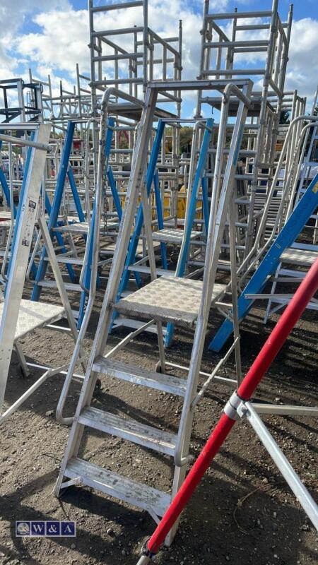 Aluminium platform steps
