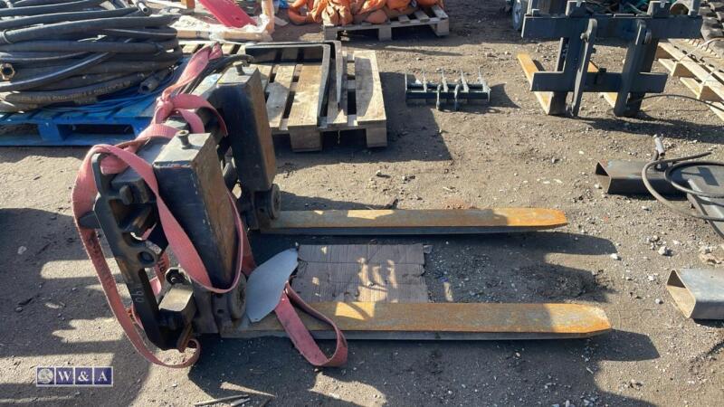 Forklift tines c/w hydraulic spreaders