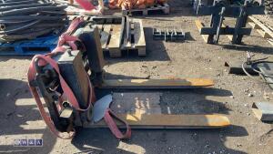 Forklift tines c/w hydraulic spreaders