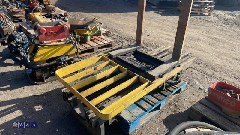 Forklift mast c/w tines