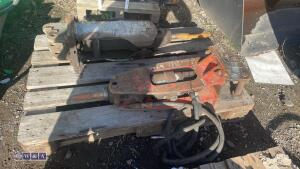 SANDVIK BR222 hydraulic machine breaker c/w lines (30mm pins) - 9