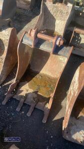 23'' digging bucket (45mm pins) - 2
