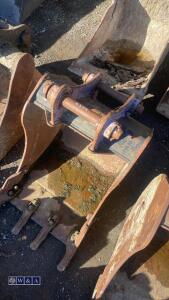 23'' digging bucket (45mm pins) - 3