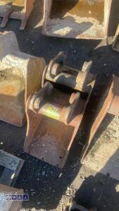 2 x digging buckets (1ft 30mm pins & 11'' 35mm pins) - 2