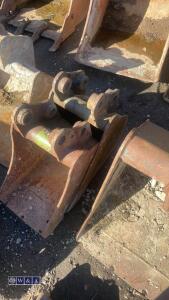 2 x digging buckets (1ft 30mm pins & 11'' 35mm pins) - 3