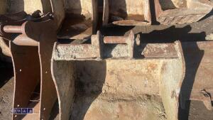 35'' digging bucket (45mm pins) - 2