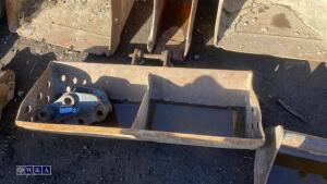 3ft ditching bucket (25mm pins) & hitch